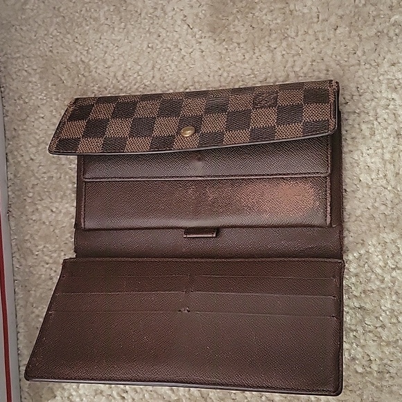 4. LV Damier Ebene Sarah Wallet Authentic - Picture 4 of 7